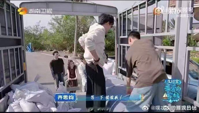 王鹤棣武艺徒手搬运400斤装置亲爱的客栈家人们谁懂啊！在《亲爱的客栈》里，王鹤棣