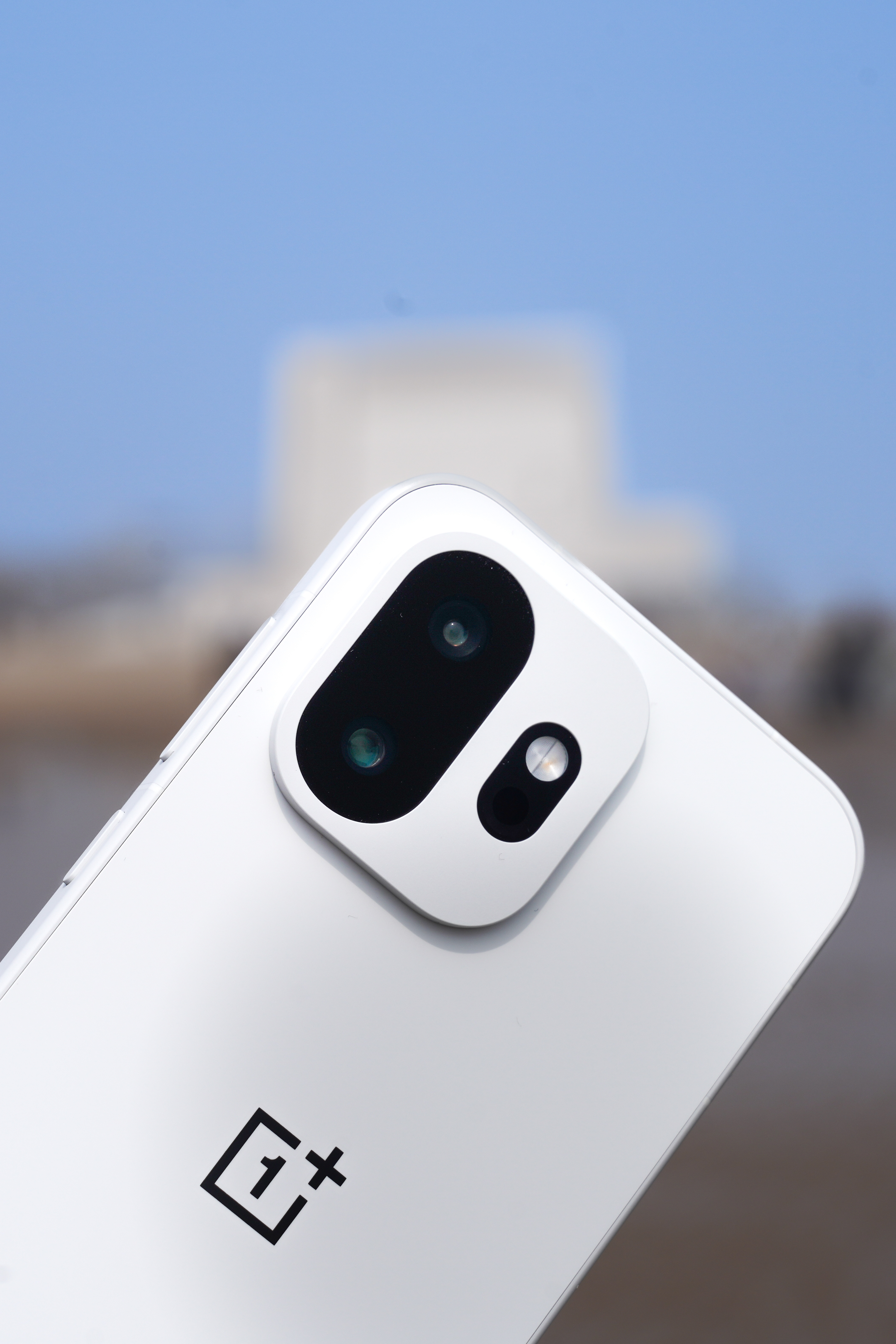 一加15T这个治愈白巧是少有能让我一眼心动的白色，恍惚间有点当初看见一加1的惊艳