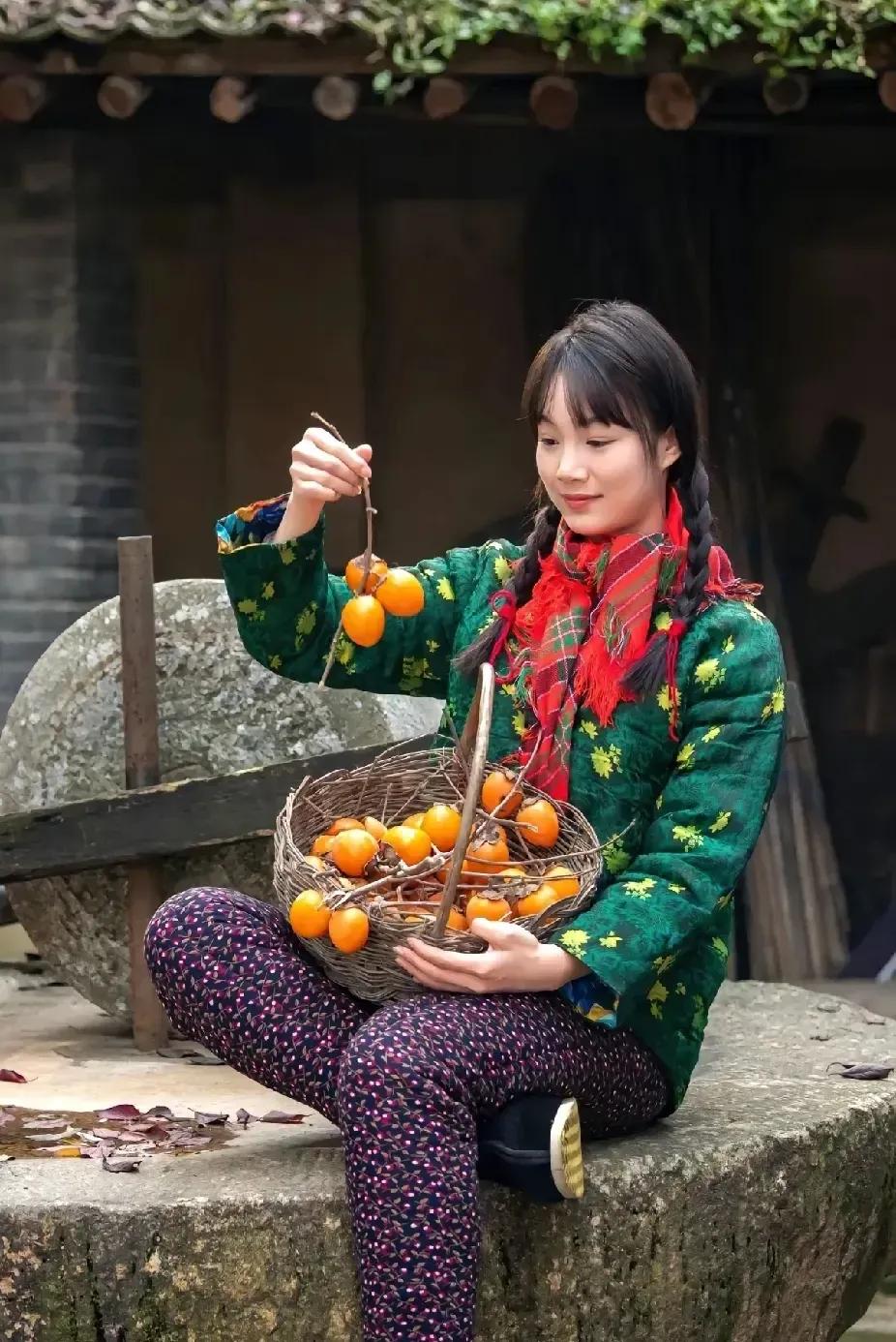 红了的红柿儿，甜了心房的女孩💖梦里的家乡在召唤，一起奔向秋天的怀抱吧～✨#暮秋