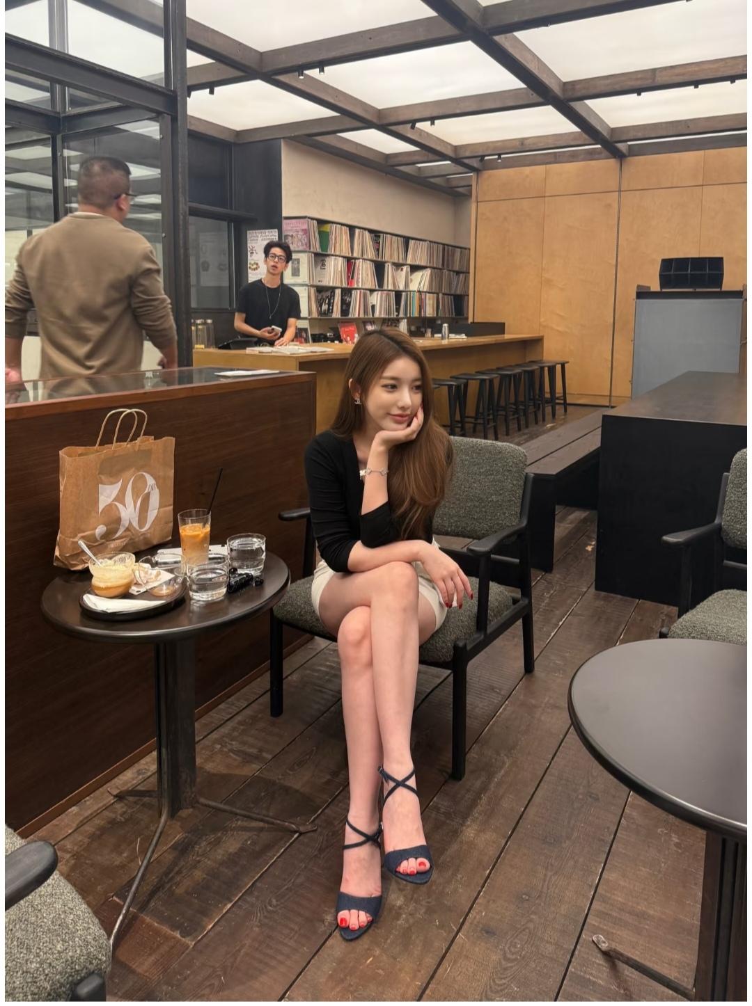 这个颜色的指甲油有点不显气质。