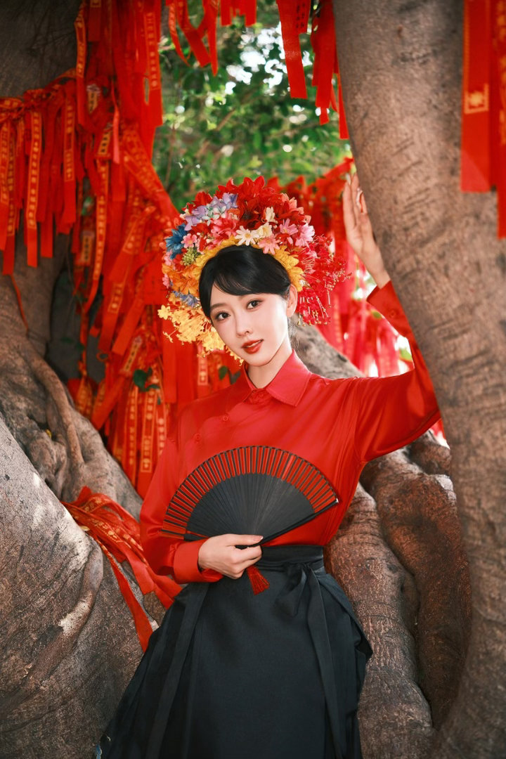 宣璐泉州非遗簪花造型宣璐晒非遗簪花照 被宣璐种草了泉州簪花！头上的花色彩明丽，身