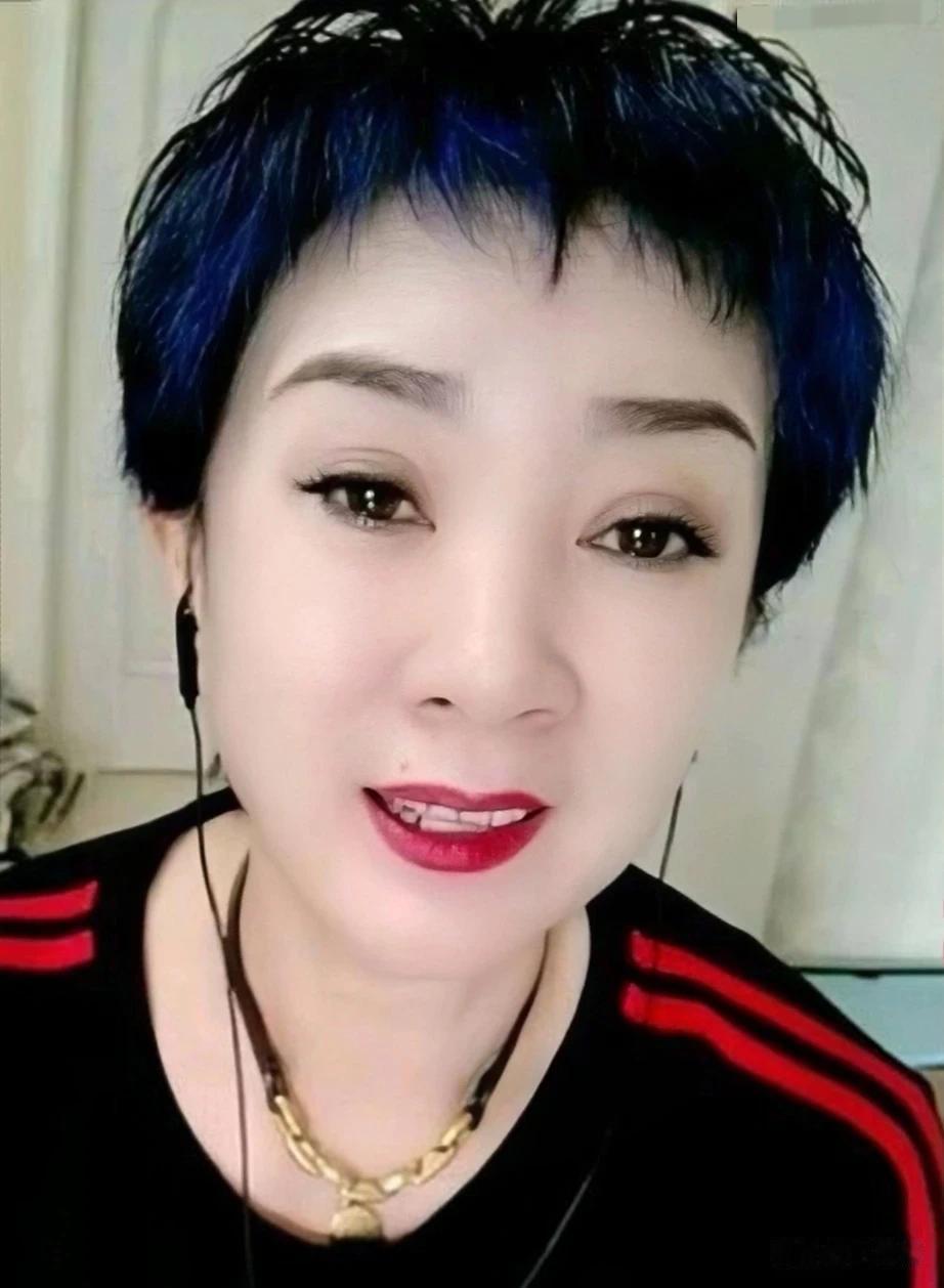 直播中，孙小雨谈到前夫唐鉴军，她说:恋爱的时候，他家穷的连耗子都哭着搬家，结个婚