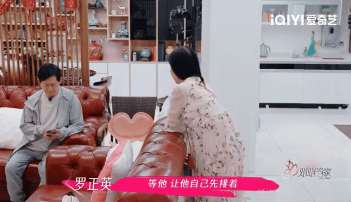 谢娜一家三口共用一桶洗脚水 谢娜家好温馨的日常，一家三口边泡脚边聊天，其乐融融的