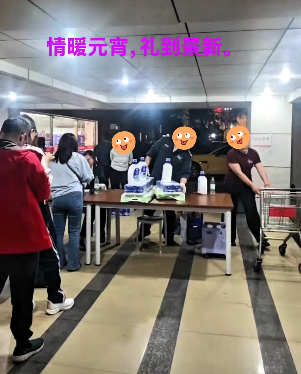 一年一度，我们小区业委会又给业主发礼物啦！

10公斤大米、一桶洗衣液、一提纸。