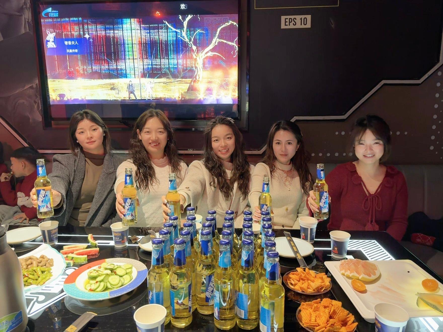 酒量是差的，爱喝是假的，只有氛围是真的，若没有一点爱好，拿什么治愈这个...