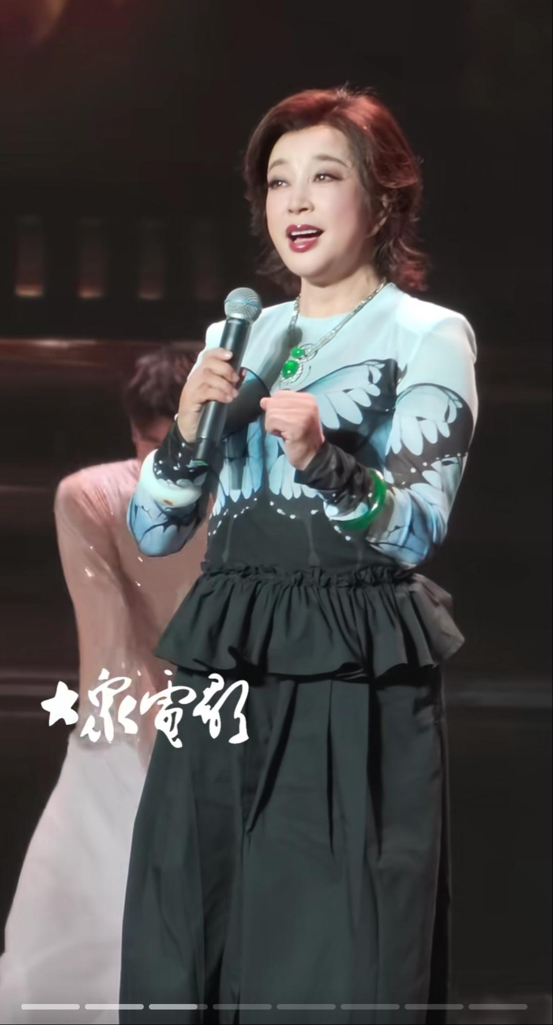 刘晓庆唱歌气息真稳，台风帅！衣服也好看，一点都不像70多岁的人，真的美了一辈子。