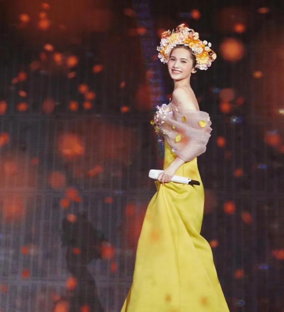 杨丞琳簪花女造型搭配西式礼裙，感觉还是差点意思，感觉裙子撑不起头饰的华丽。她真的