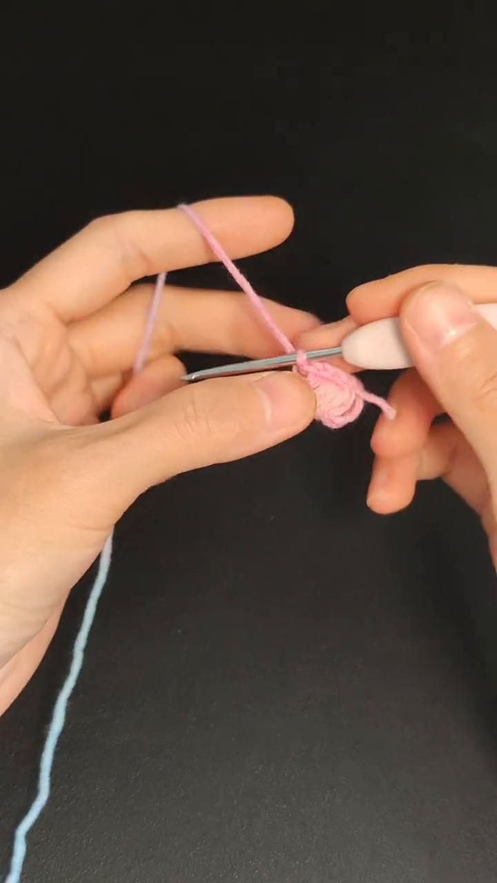 手把手教你钩织这朵小花花。
·四股棉线和2.5毫米的钩针，先用这个色环形起针绕两