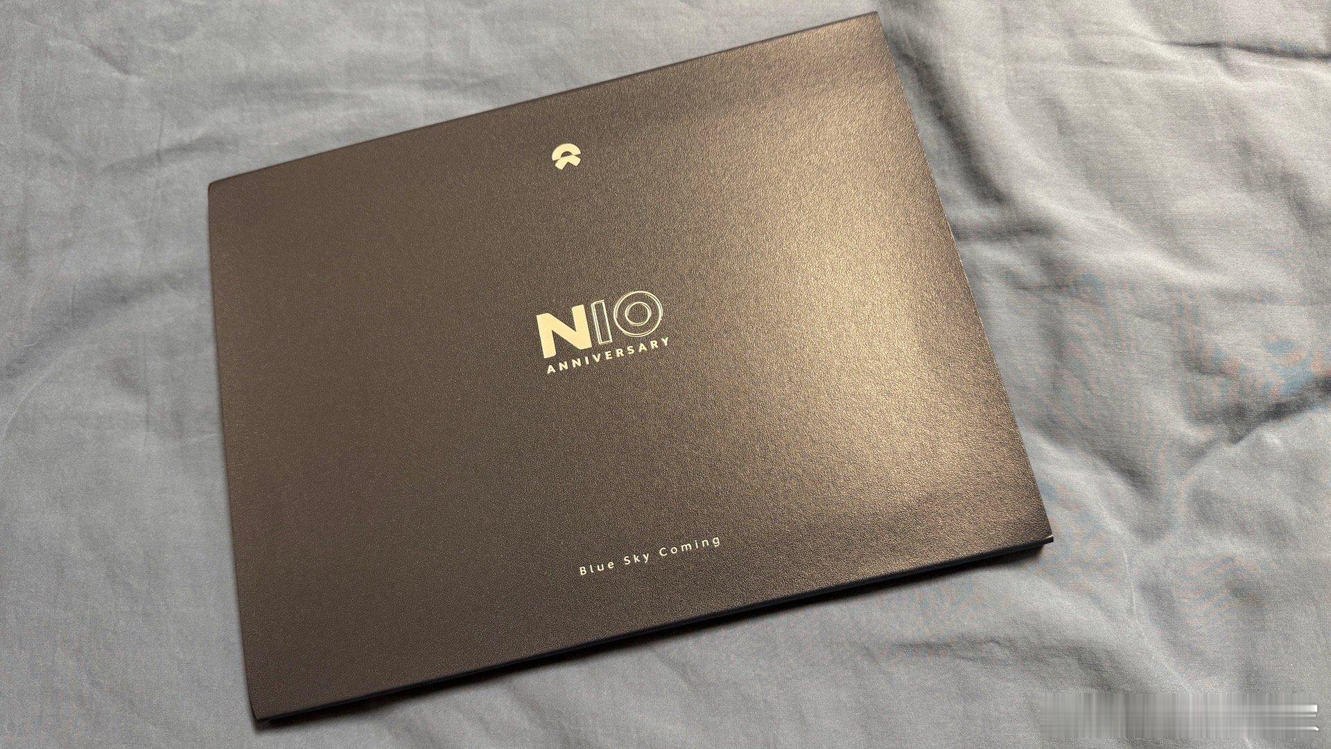 我的蔚来藏品又丰富了[偷笑]NIO 10周年冰箱贴跟纪念章刚刚收到，前天在蔚来A