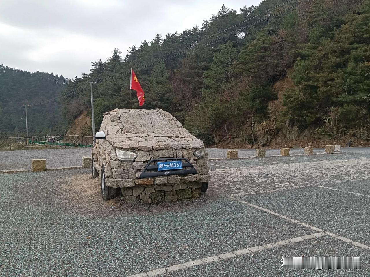 野外探险，越野车变身石头车！🏞️🚗
这辆车怎么样，设计是不是很超前