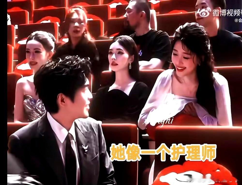 张若昀当着孙怡的面，调侃老婆唐艺昕像她的“专属护理师”，这话一出，全场爆笑。 孙