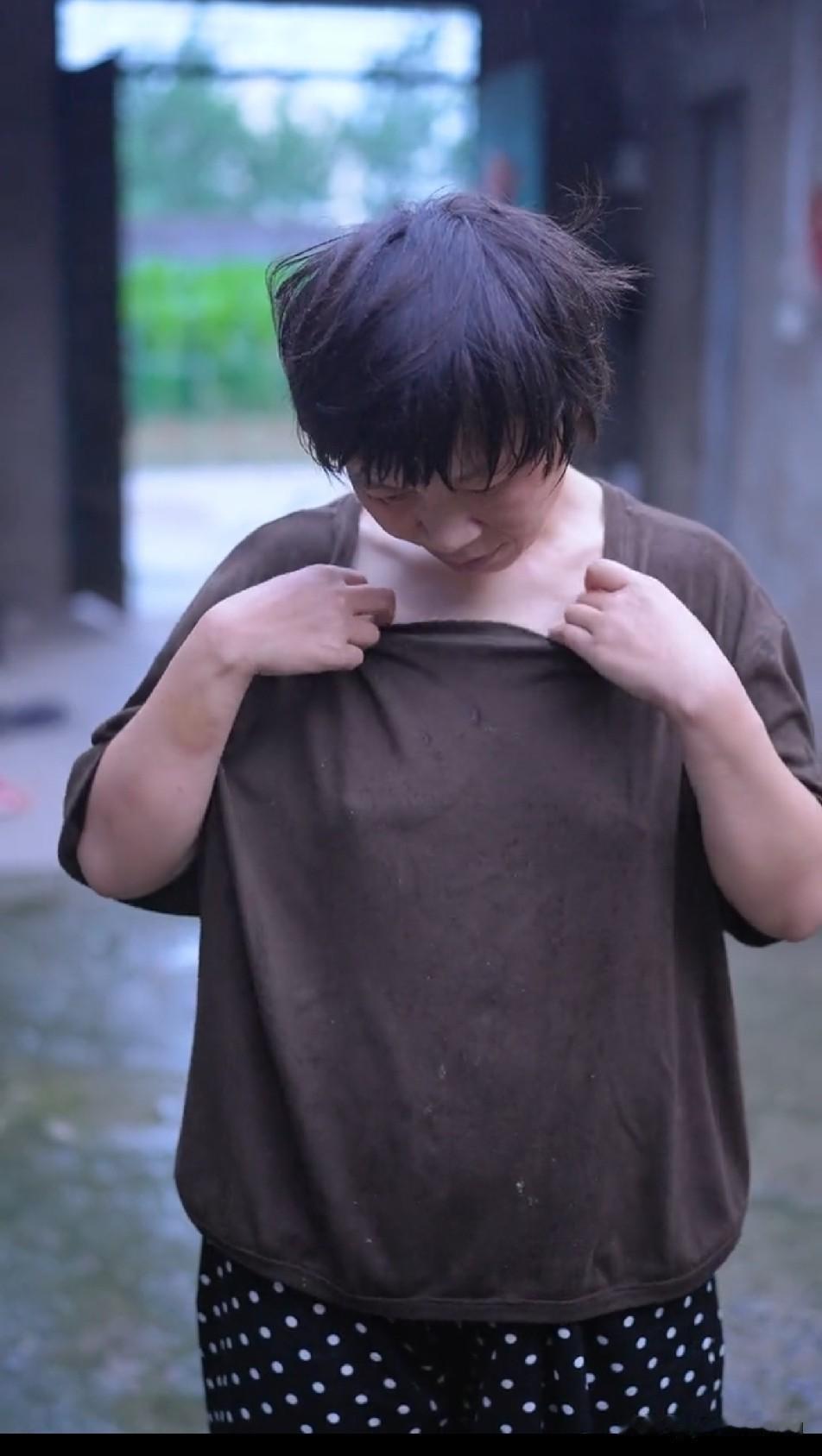 梦秋母女俩一点都不让人省心，周敏想坐下踹口气的机会都没有