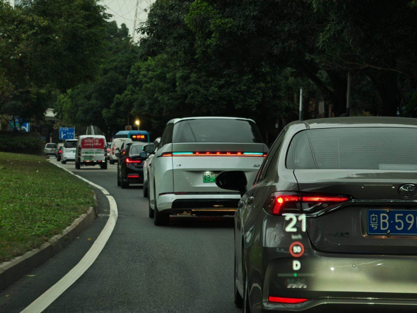 小鹏 X9 也上小蓝灯了跟了一路，发现它的城区智驾拟人度很高车流汇合选道很果断有