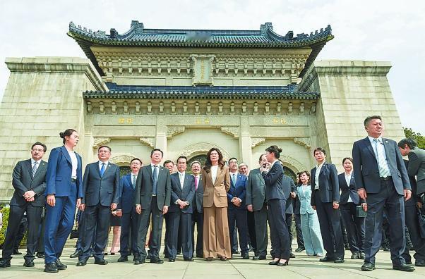 台湾作家雁默今日发文写道：“无论喜欢不喜欢郑丽文与她的路线，都难以否认其抗压性远