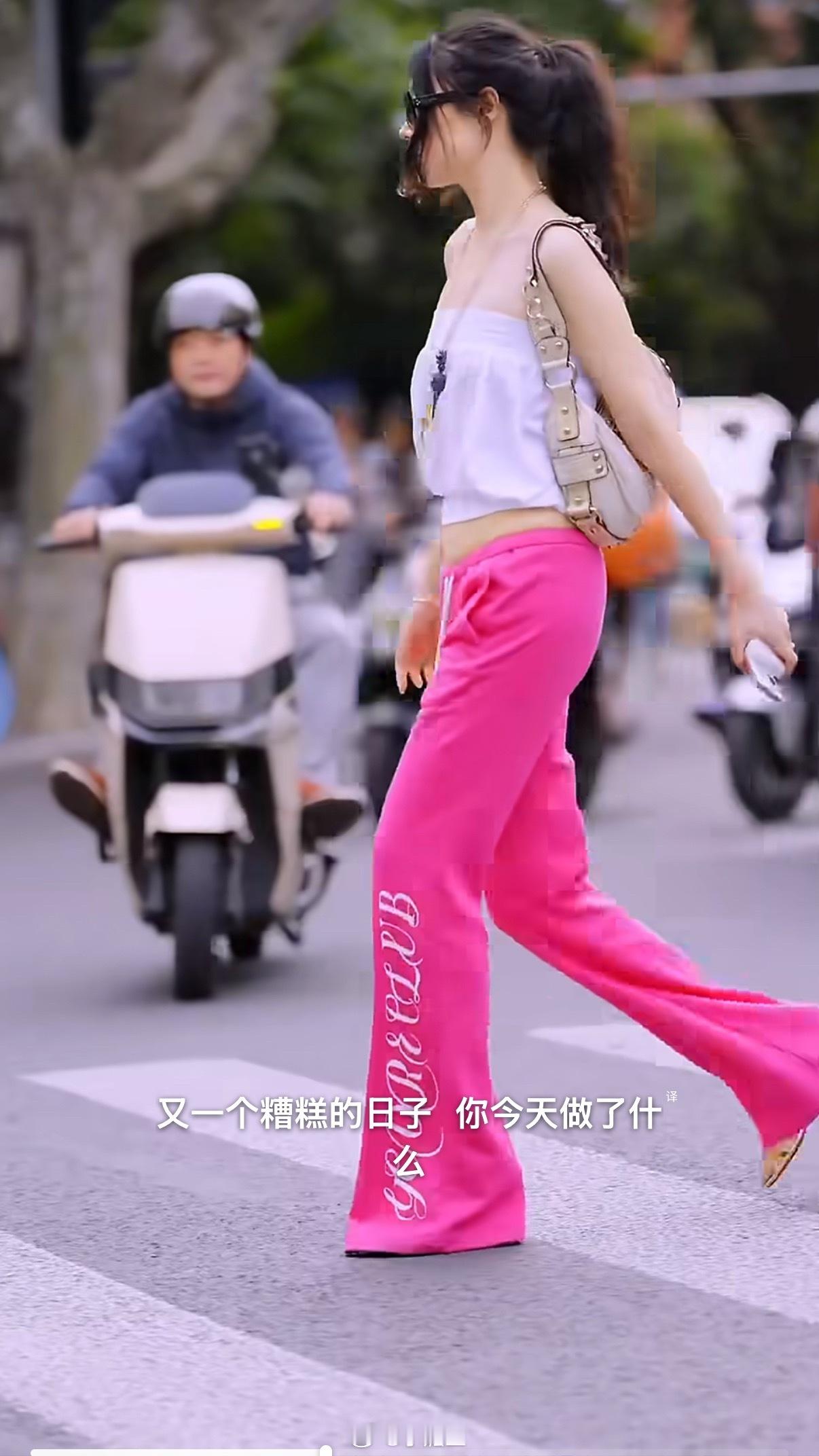解锁上海无限暖暖夏日时髦感连日上海高温，街头穿搭悄悄换了风格。大家偏爱轻薄宽松的