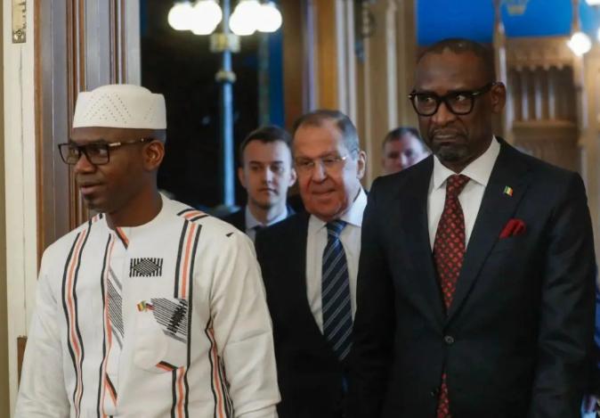 马里变天！防长被炸身亡，俄军“非洲军团”竟被叛军“劝退”。

25日，西非马里传