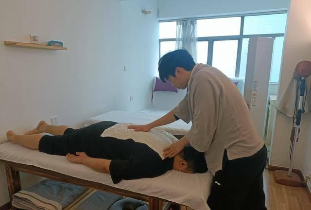 25岁的曹学良，湖南益阳人，虽然初三那年因为遗传性视神经炎失明，但他却用双手创造