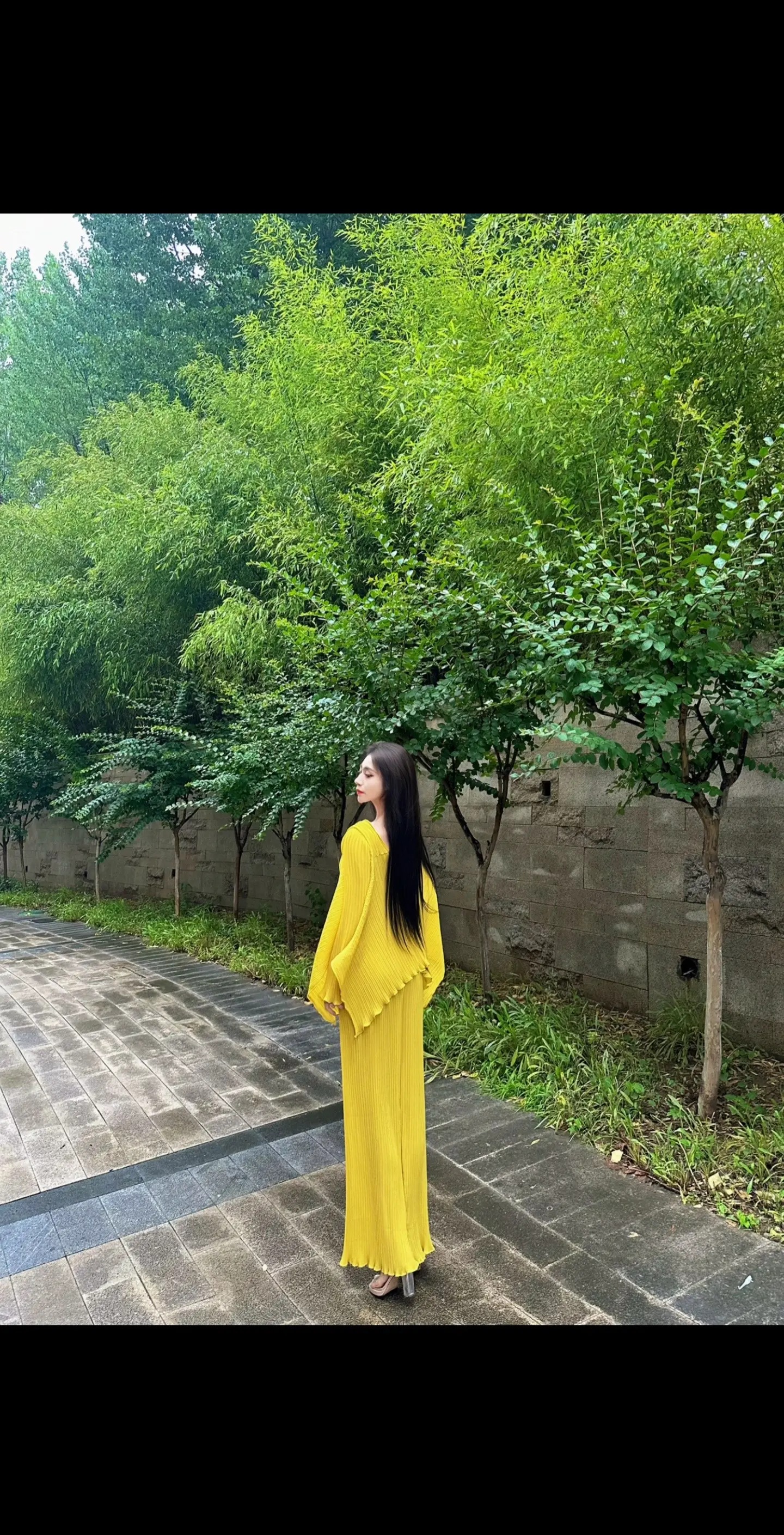 有人困在雨中，有人在雨中赏雨