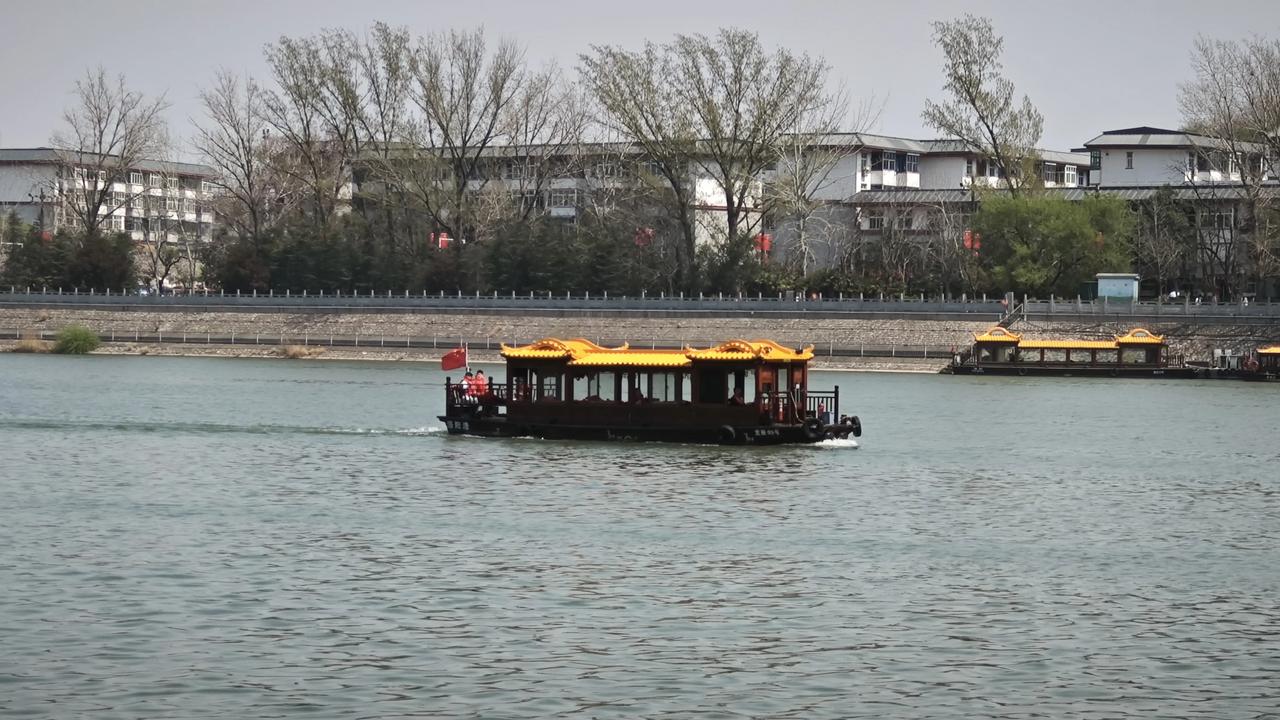 春日生活打卡季春风拂过洹水，画船载着暖阳缓缓前行，岸边新柳初绿，老城烟火在波光里