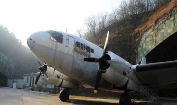 1949年，蒋介石仓皇从成都逃往台湾，却不知途经的广州机场已经被我军接管，而就在