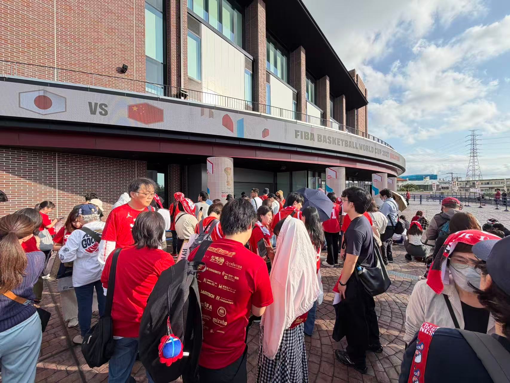 前方中国球迷已经抵达今晚的比赛球馆等待入场🇨🇳💪中国男篮vs日本男篮