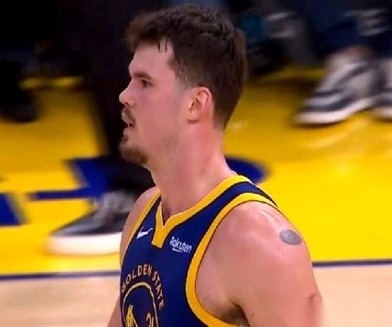 我感觉我的心脏都快停了。
那一秒，整个球馆都像被按了暂停键，就等他。
那颗球，在