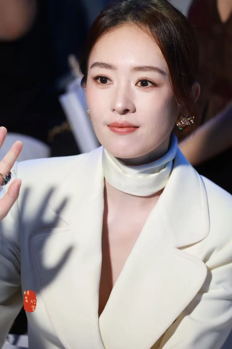 是职场精英童瑶女士，白色西装干练飒美