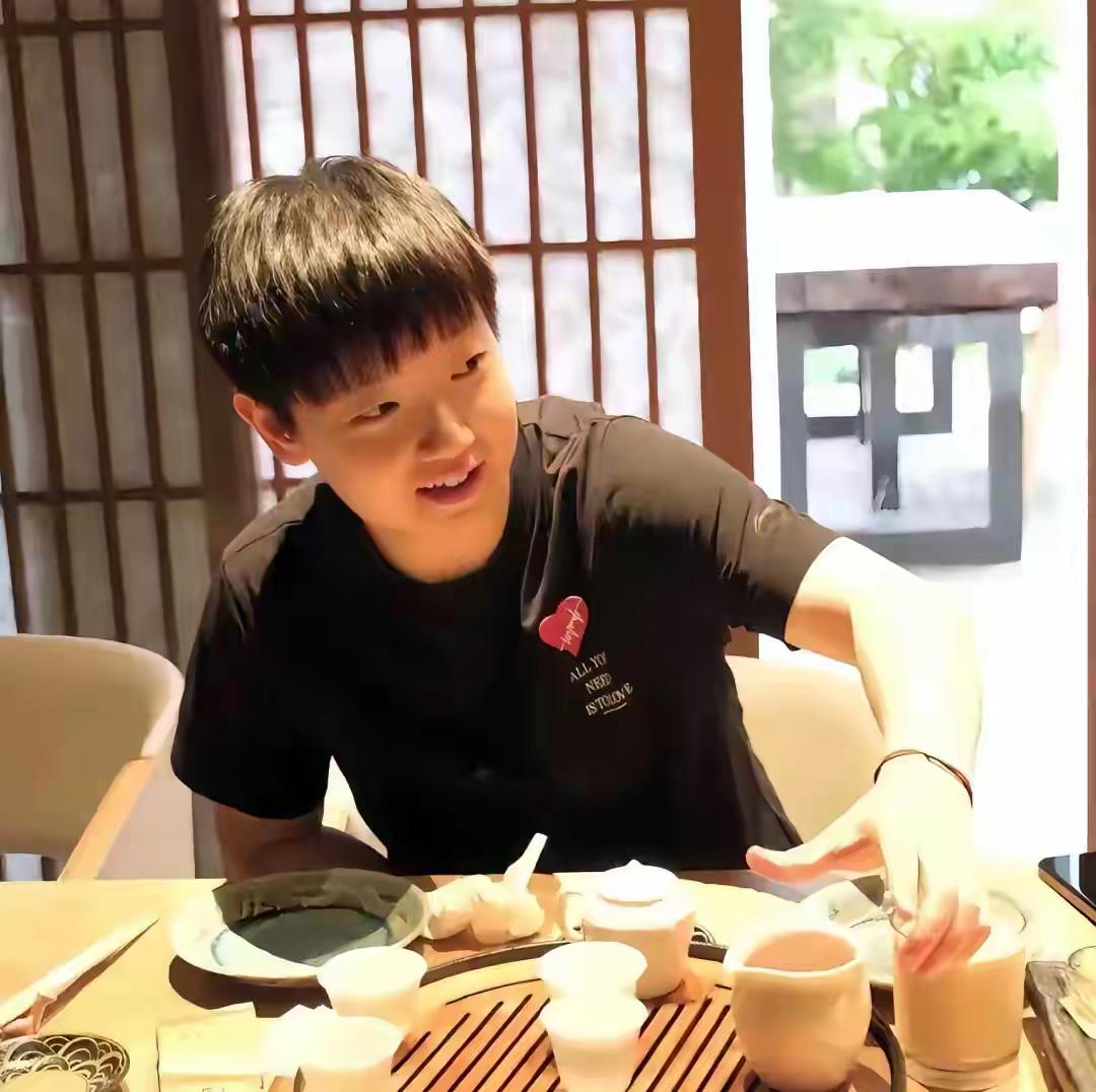 有人说莎莎像小孩一样可爱，为什么一个二十多岁的女孩身上还会保留很纯粹的孩子模样呢