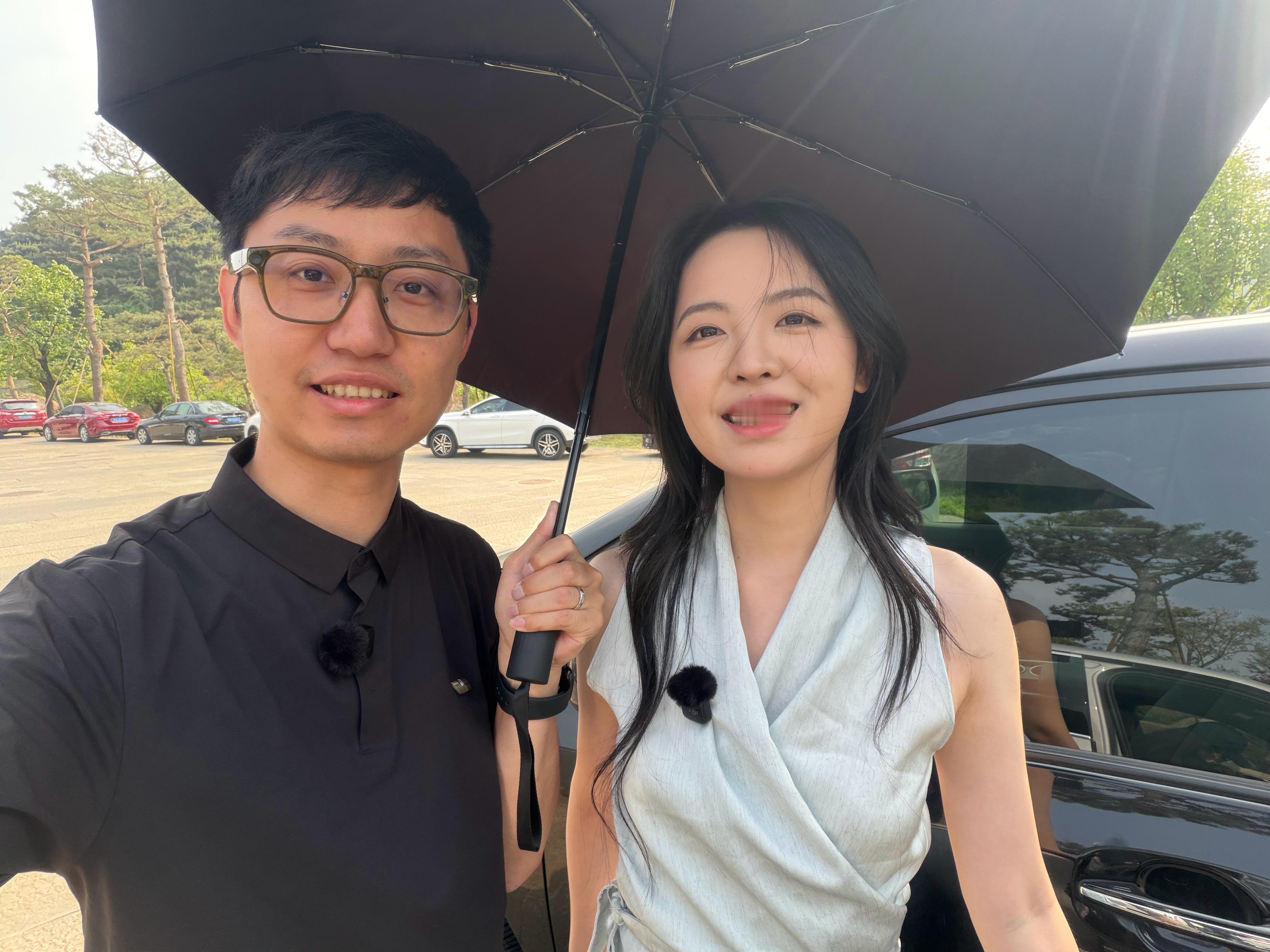 讲车太累了，还是和女同事拍视频有意思