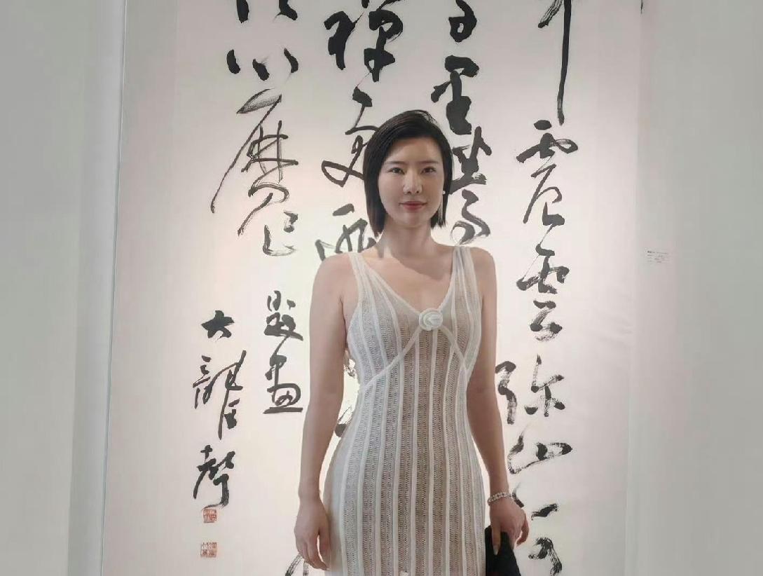 都说书中自有颜如玉，书中自有黄金屋。
可我觉得，拥有姨姨相伴，便是最大的幸福。