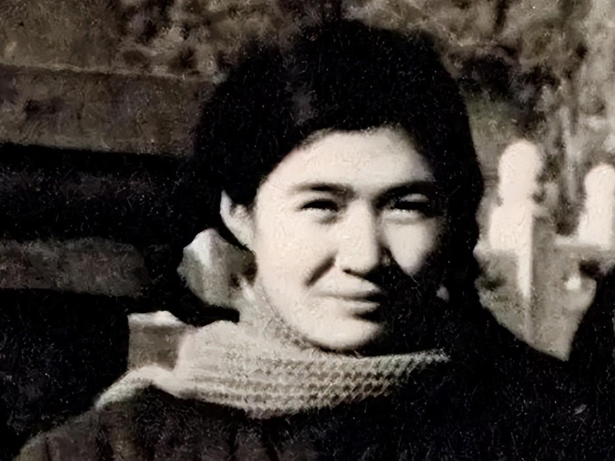 1937年，西路军一个女战士逃难，被一个好心的大娘收留，她把银元都给大娘，谁知，