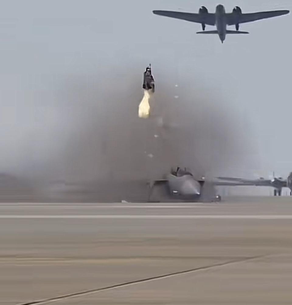 震撼瞬间！飞机猛烈喷射火焰，震撼人心！
