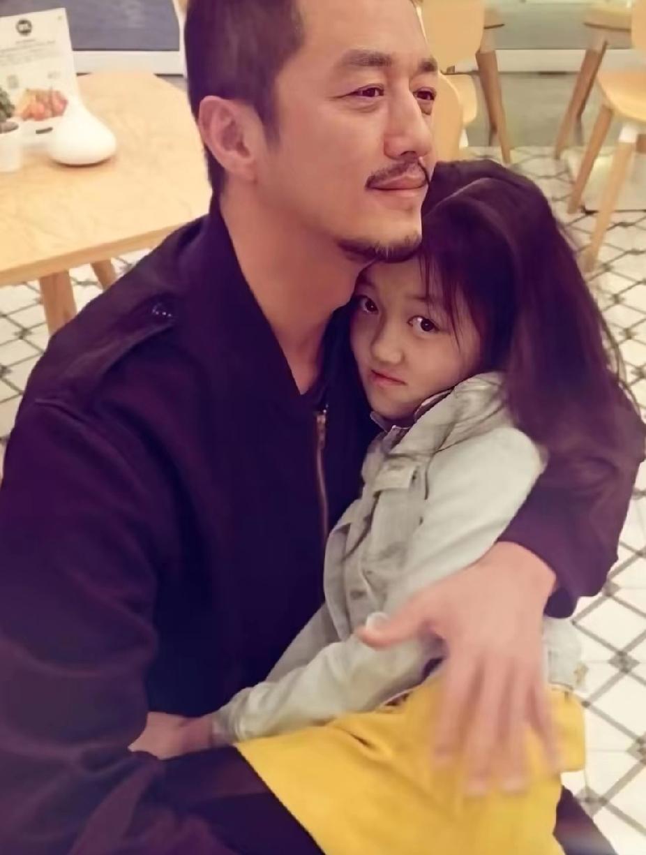 原来李亚鹏的温柔都藏在这些年里
 
这几天刷到好多李亚鹏的消息，再看这张他抱着李