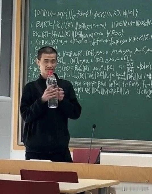 韦神也开始卖书了，
这个消息连挂了两天热搜！
有人说，看嘛，韦东奕都开始卖书了，