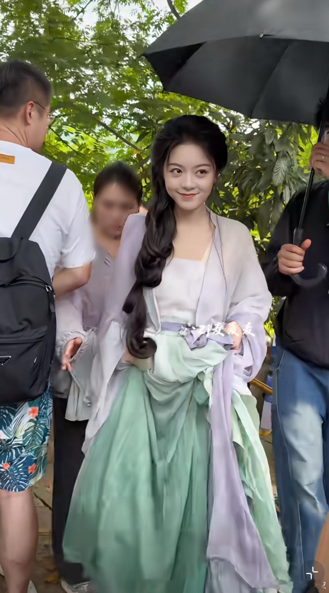 总算get到麦麦了，这妆造好有女人味，温婉甜美 