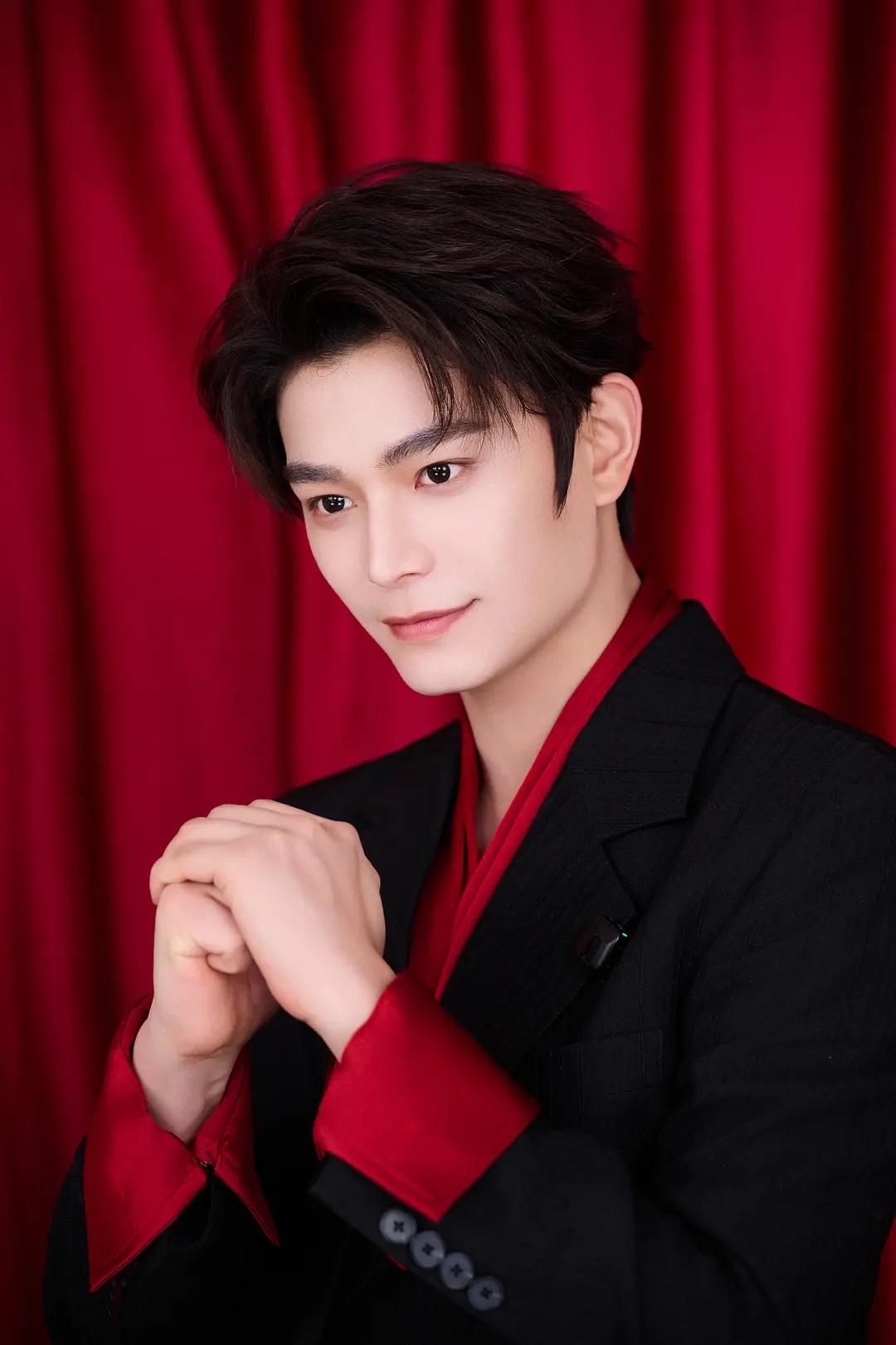 来欣赏一下今晚韩束全球代言人丁禹兮的直播美图吧，丁禹兮今晚无妄之灾，真的好帅啊，