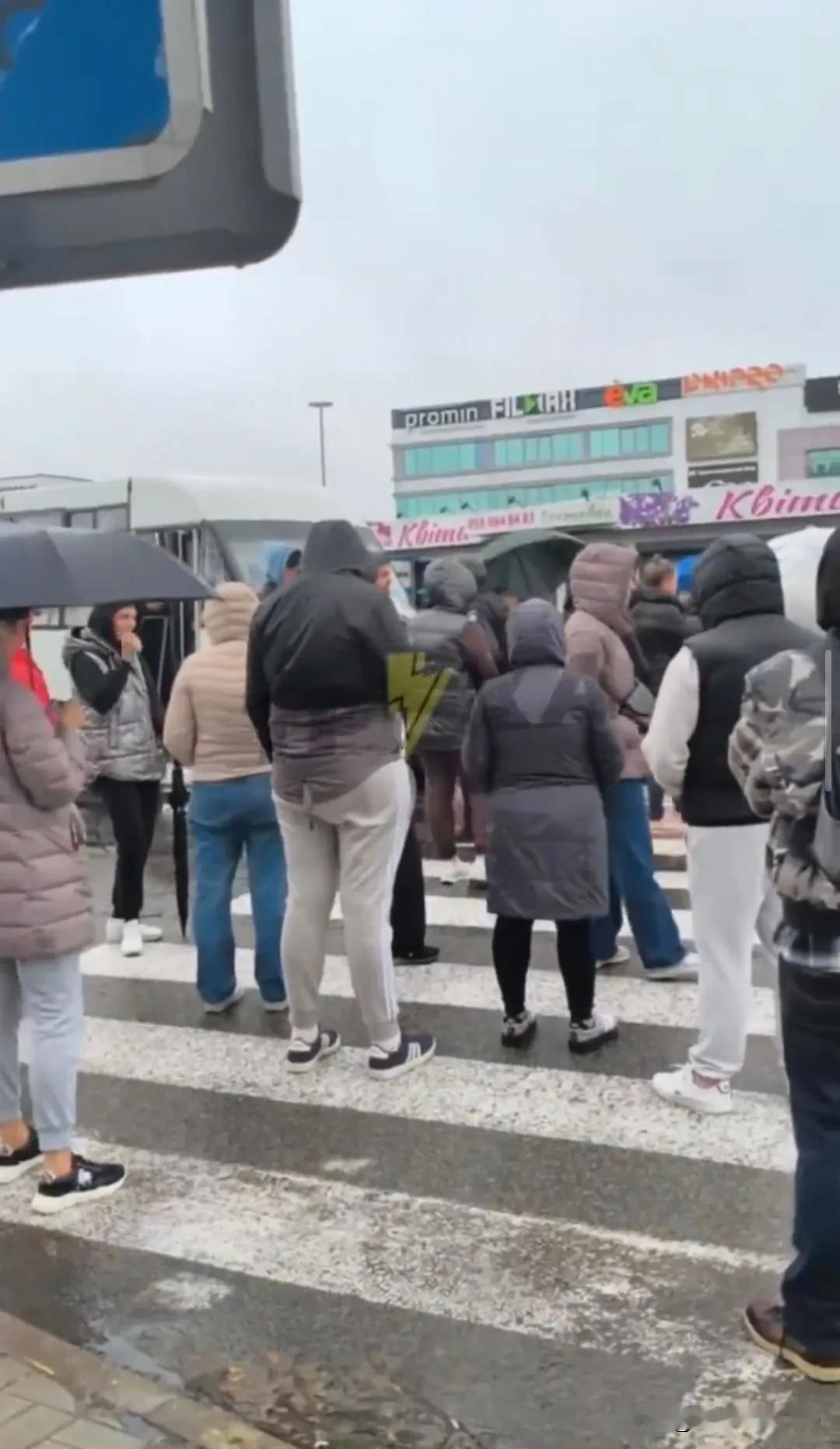 基辅周边持续停水停电，市民堵路抗议，要求泽连斯基负起责任！
 

基辅的黑夜比往