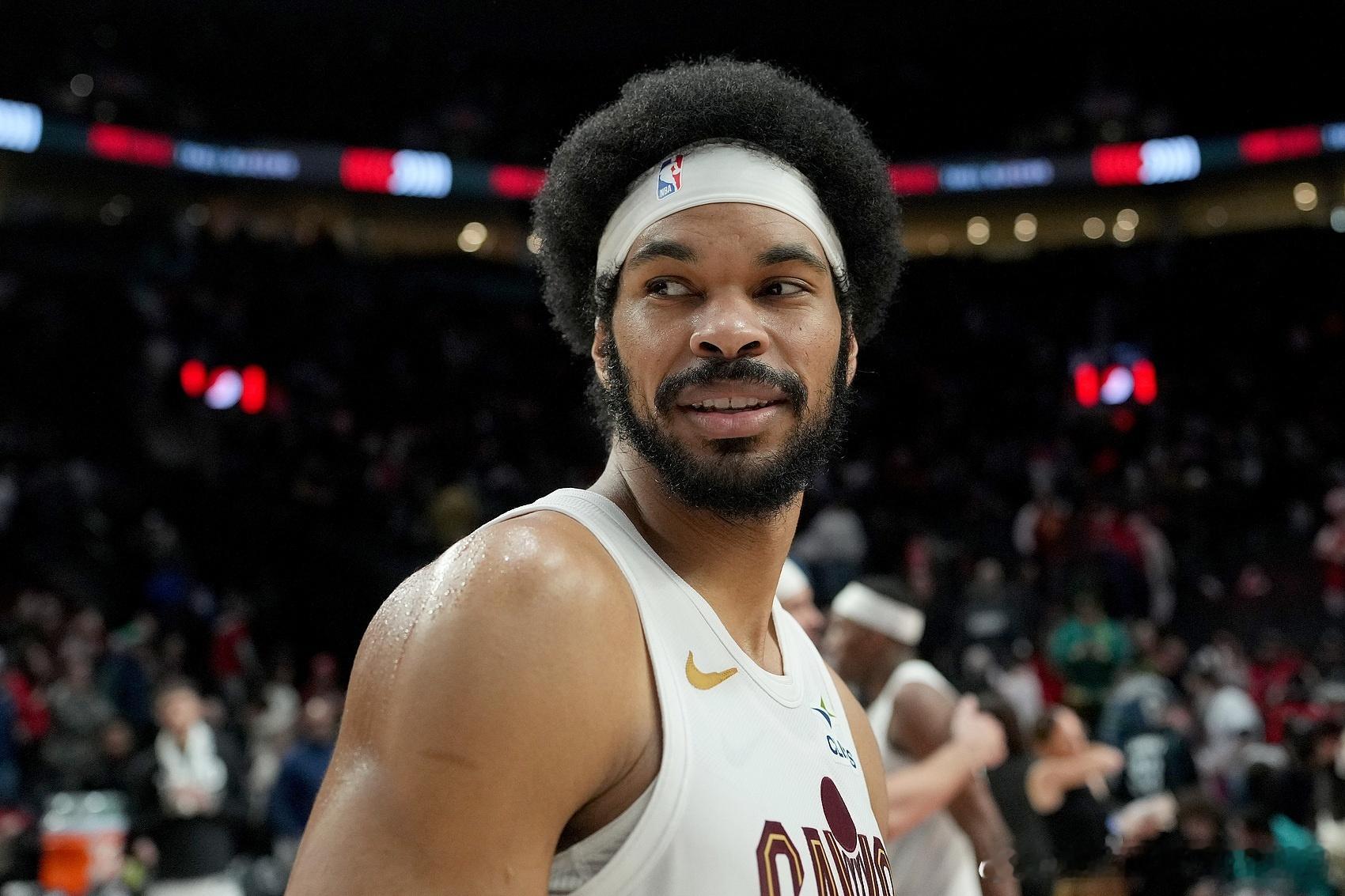 02月11日 NBA常规赛，骑士119-117险胜掘金。赛后，骑士内线贾勒特·阿