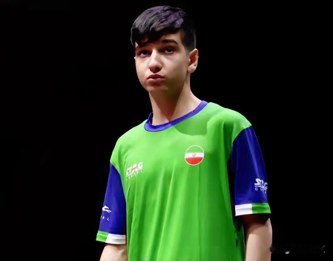 新加坡大满贯首个爆冷来了！
曾经战胜王楚钦和林诗栋的伊朗小孩哥法拉吉，
首轮2: