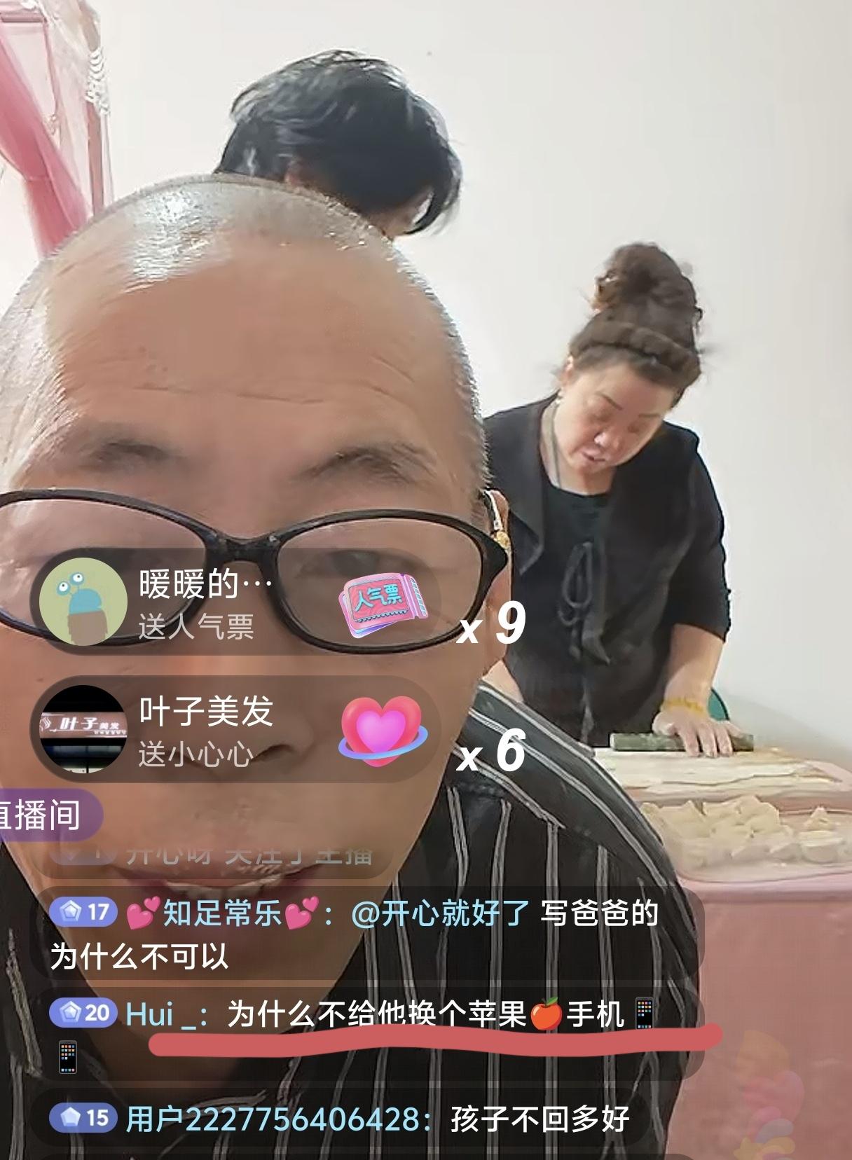 云鹏明天要回加拿大了，直播间2万人，大家都很关心他！
有人却不停刷屏，为什么不给