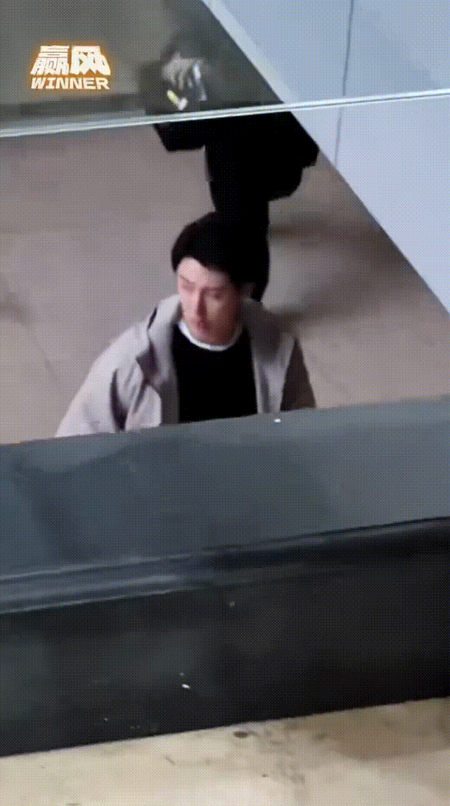 黄景瑜新剧快递服ootd 这身工装一穿，谁还敢认这是那个赛车服酷哥黄景瑜，分明就