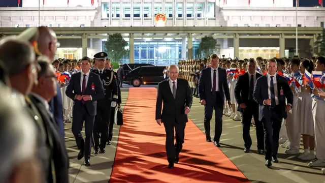 【42份协议到手，普京满载而回，登上专机前，向中方留下一份邀请函】俄罗斯总统普京