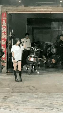 女子就喜欢这样的男生，坐在摩托车🏍上超刺激。