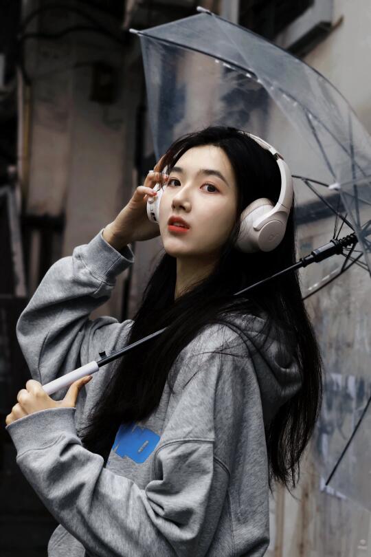 耳机一戴，世界只剩雨声和心跳💓