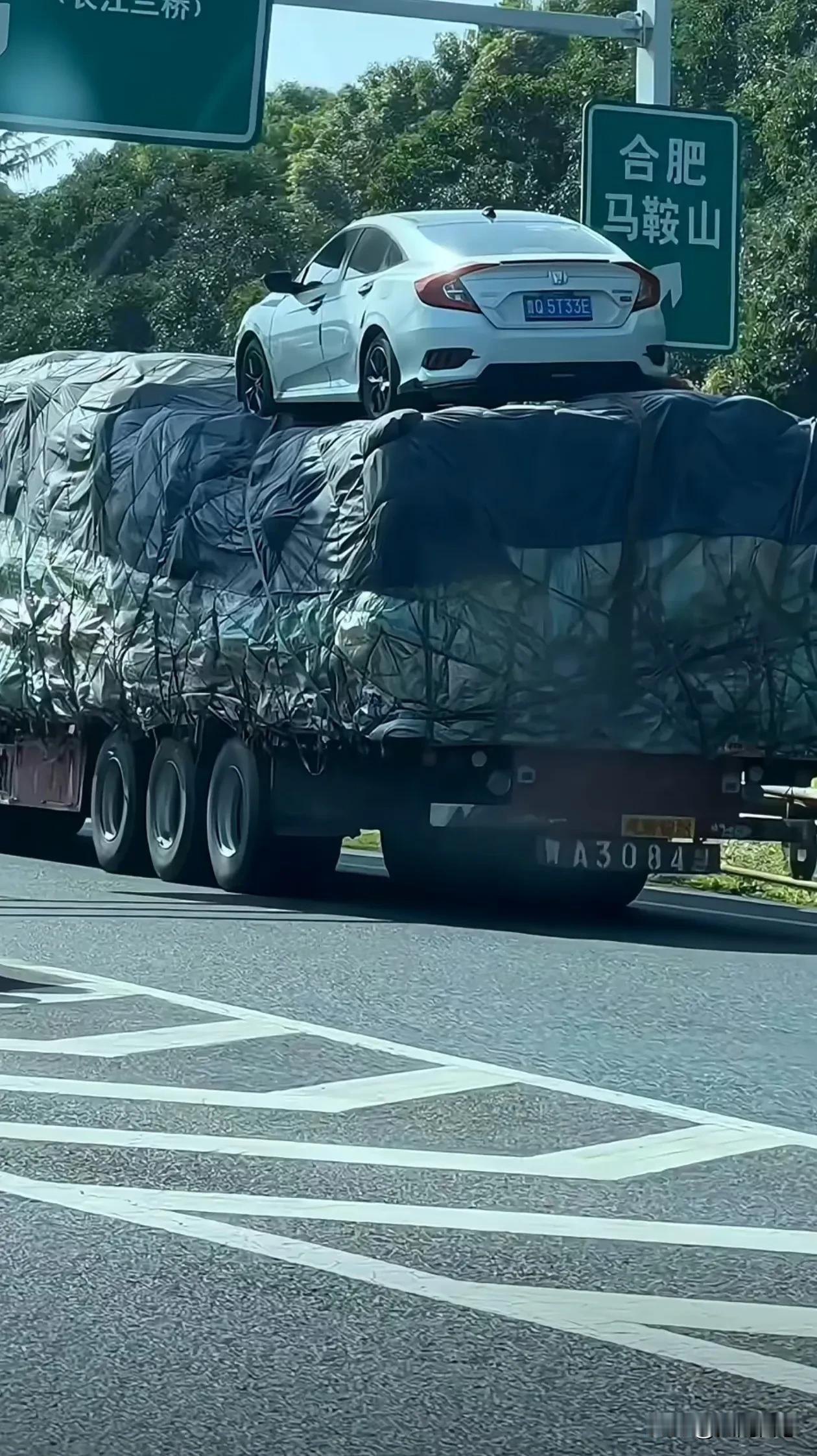 山东菏泽的人才，把汽车放在车顶
一辆山东省菏泽市的车牌号，本田雅阁，
放在挂车上