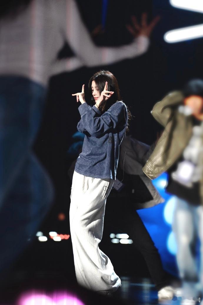 #鞠婧祎彩排版舞台照##鞠婧祎发送精彩瞬间#鞠婧祎的彩排版舞台照，如同一束耀眼的