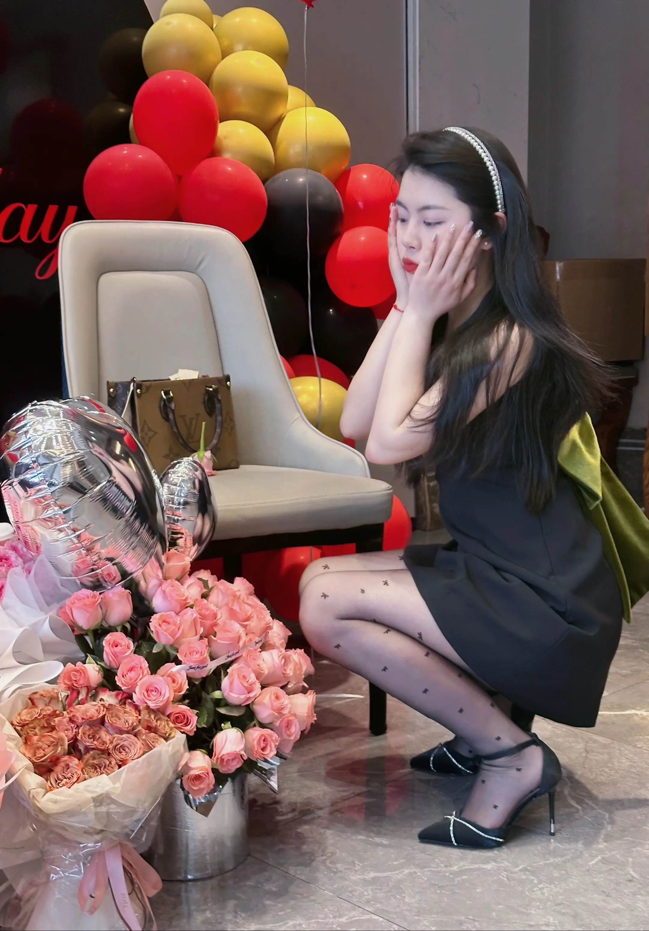 不知不觉老一岁 岁月是把杀猪刀 今天用来切蛋糕 祝自己生日快乐🙂