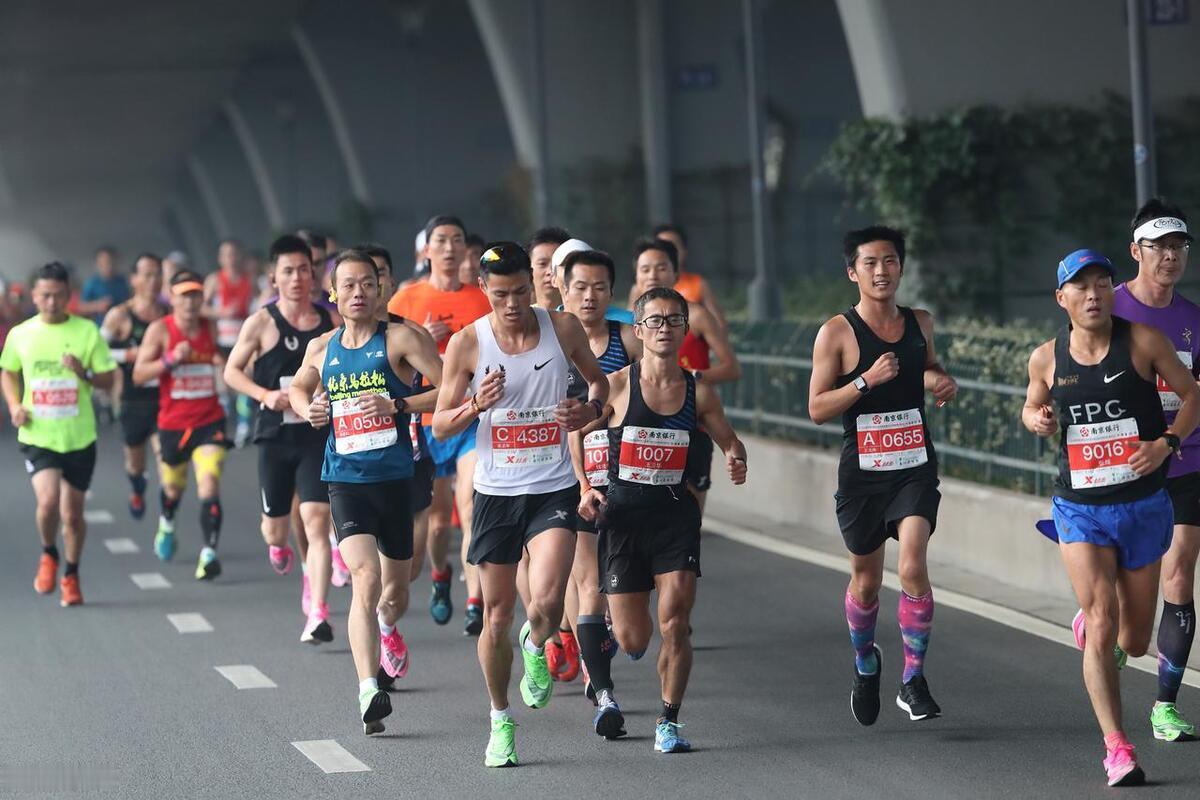 跑步有必要进跑团吗？

有人觉得跑团热闹，能结交朋友，跑起来不孤单。也有人觉得跑