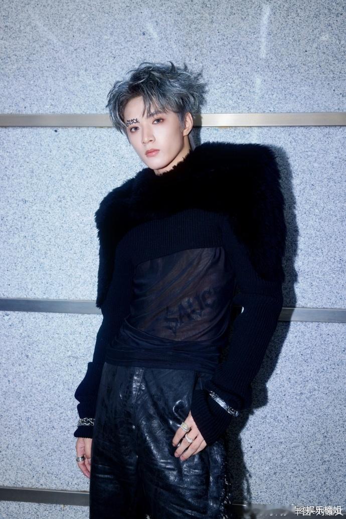 刘耀文的用心看得见，除了眉毛上和手上的sauce，在腰上也画了sauce，在透视