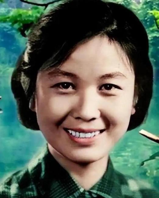 1968年，严凤英趁着丈夫熟睡，来到床头柜前，将事先准备好的100片安眠药吞下，